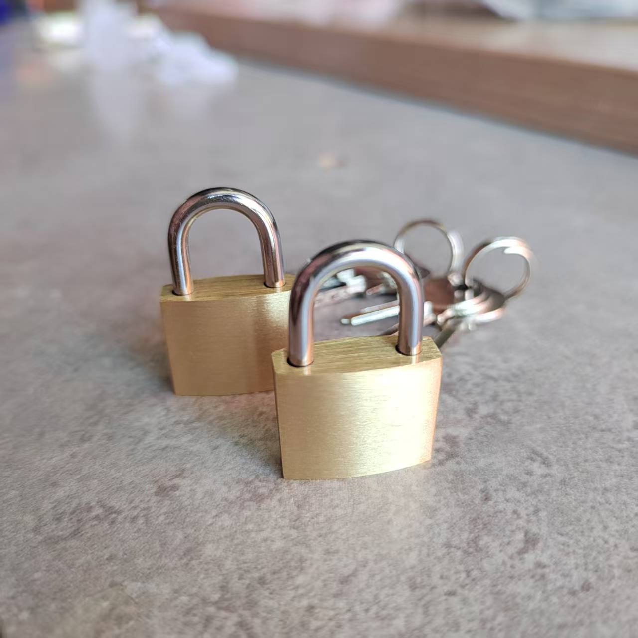 Brass Padlock with Keys, Small - Letter Opener Brass reseña y precio